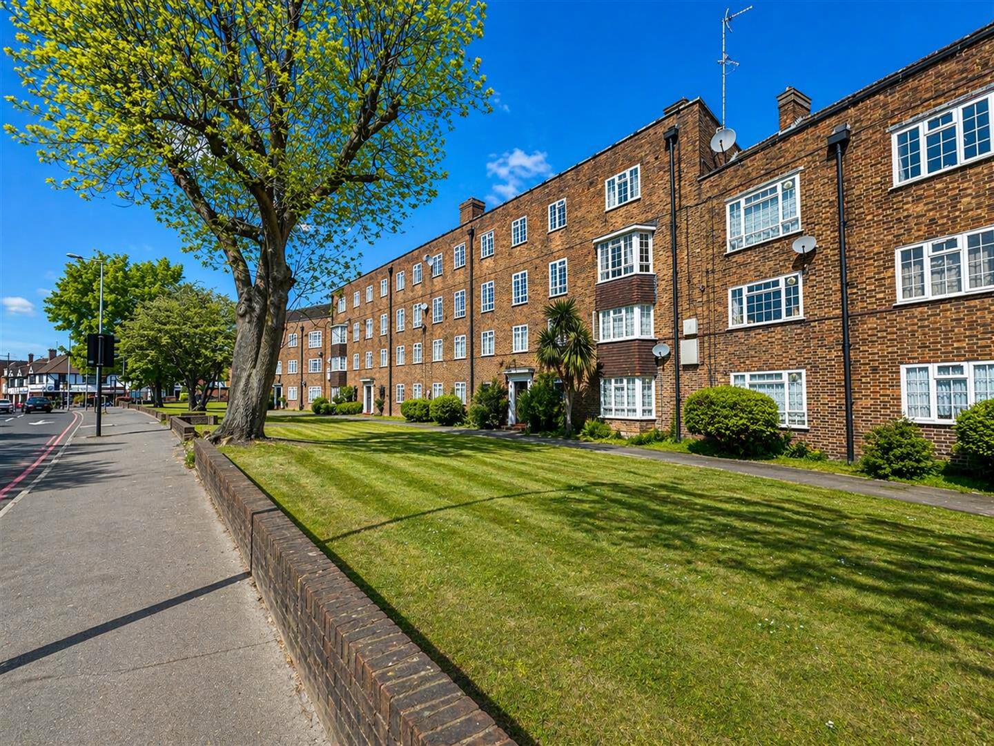 3 bed property in Cheam Village, Cheam, Sutton